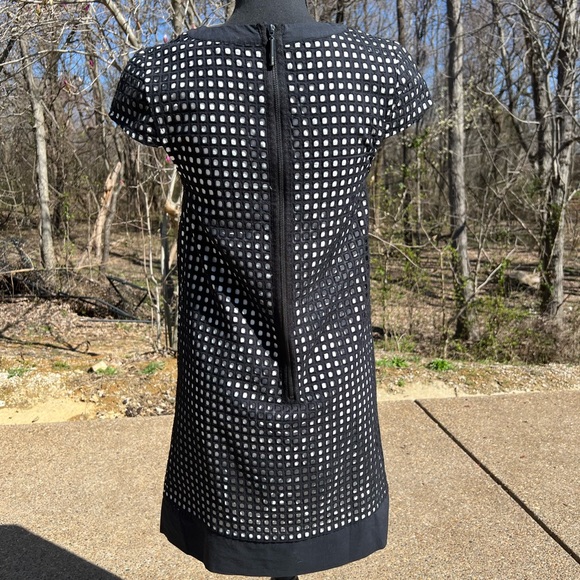 Kenzie dress-size S. 2 layer-bottom solid white, top black exposing bottom layer - Picture 5 of 13